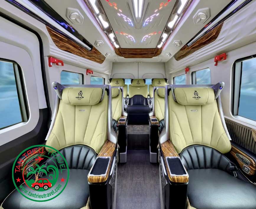 Hệ thống massage, sạc không dây tích hợp trên từng ghế