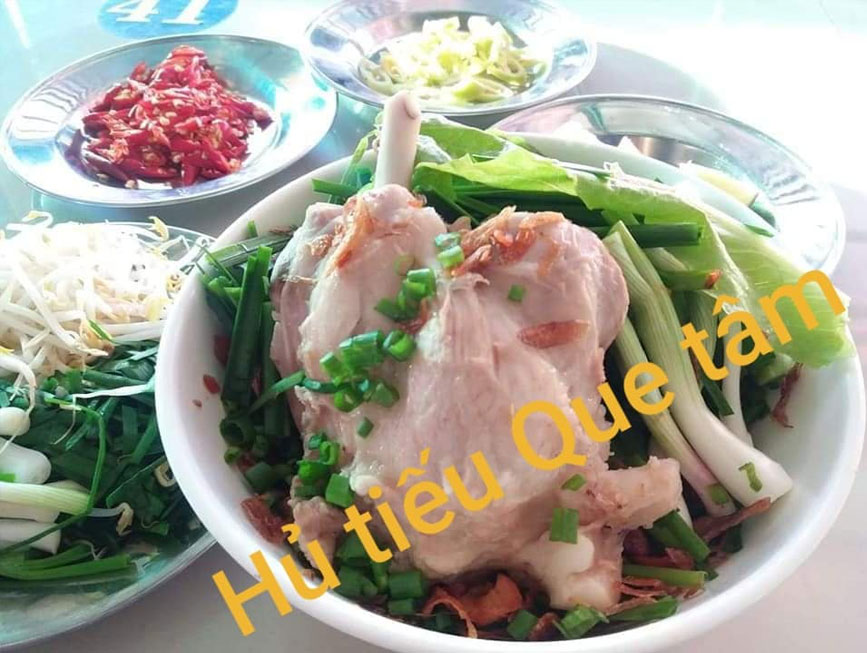 Hủ tiếu que với phần thịt được lấy từ sườn