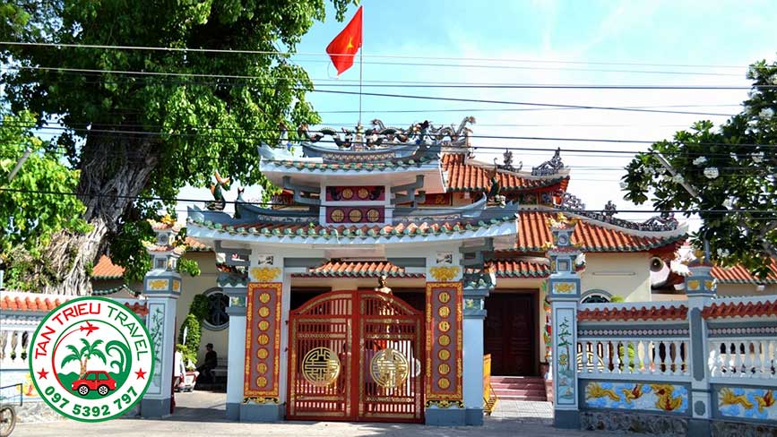 Đền thờ Nguyễn Trung Trực gần bến tàu cao tốc Rạch Giá