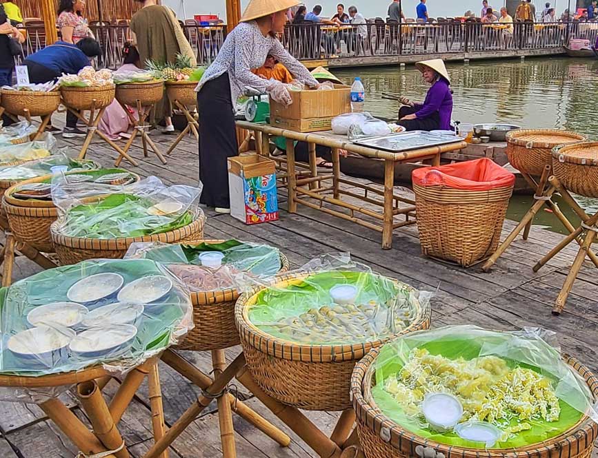 Các món ăn dân dã được bày bán