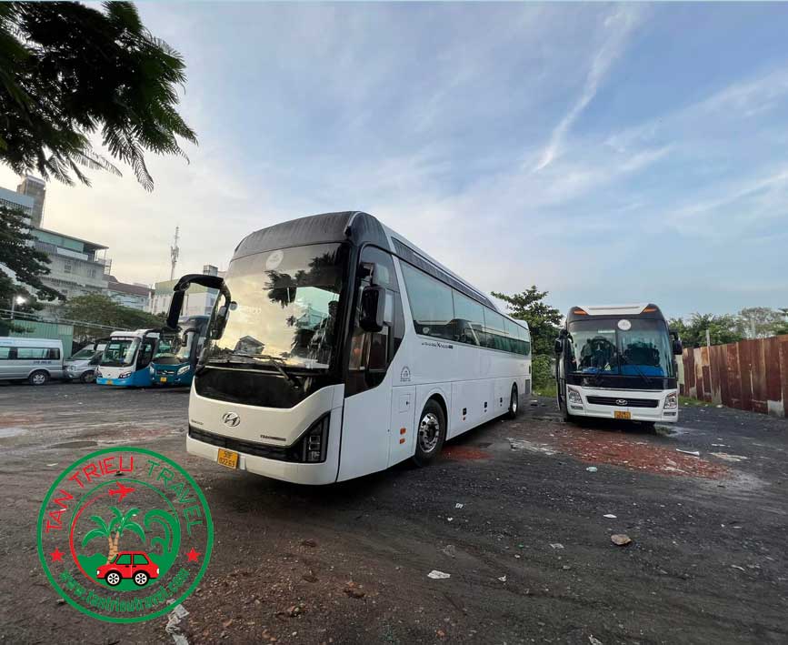 Xe du lịch đậu tại bãi xe bến tàu Rạch Giá