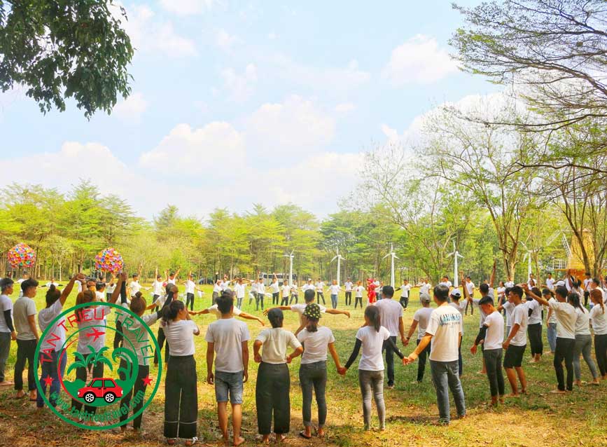 Chơi teambuilding tại thác Giang Điền