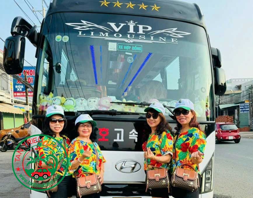 Khách tham quan du lịch đi Nha Trang