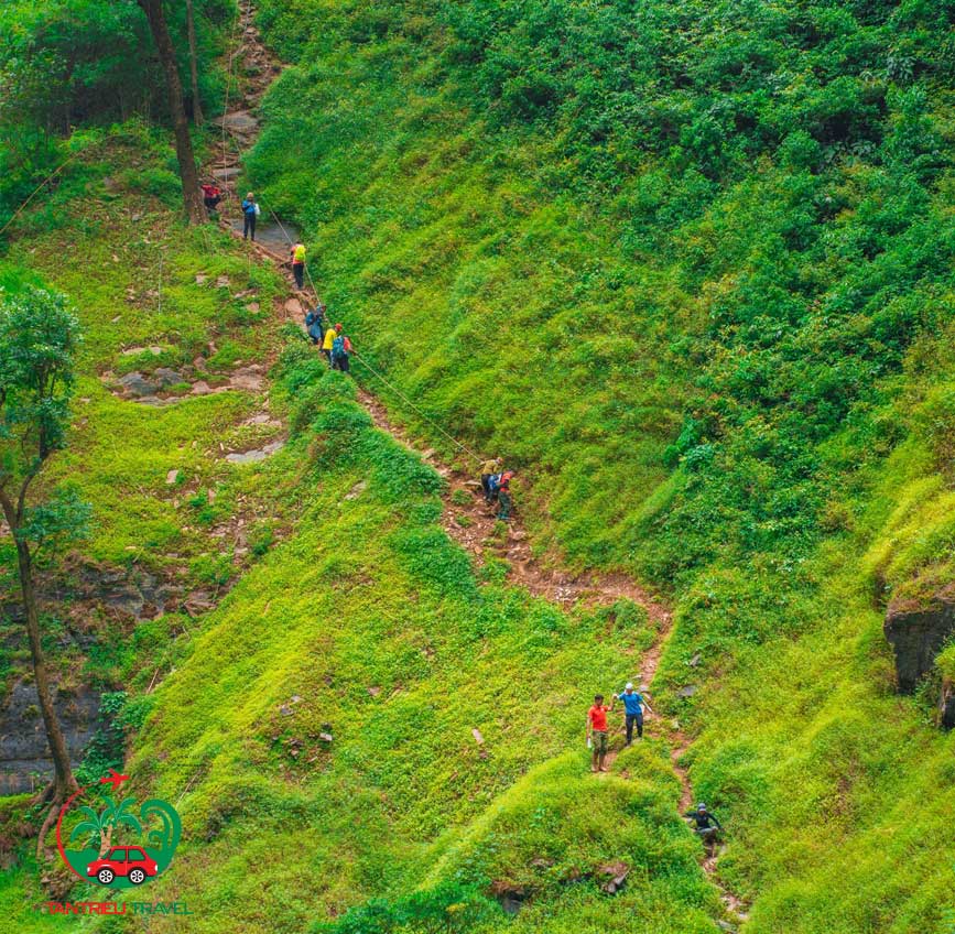 Trekking băng rừng xuống thác