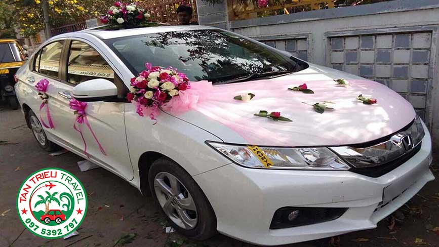 Thuê xe hoa cưới đã bao gồm hoa nhựa