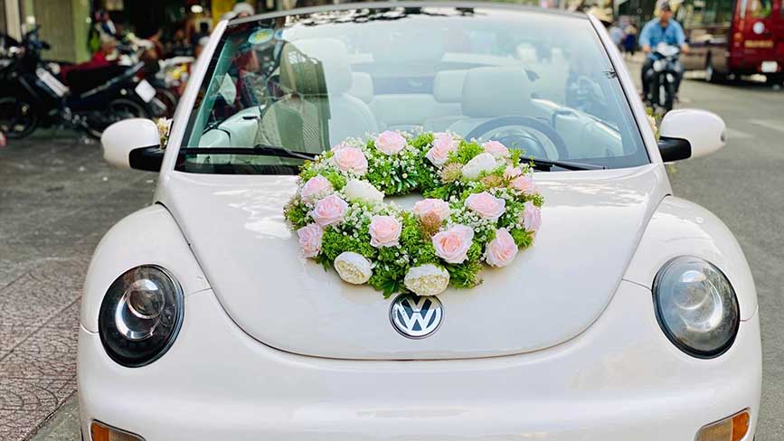 Cận cảnh xe bọ cổ Volkswagen và hoa cưới