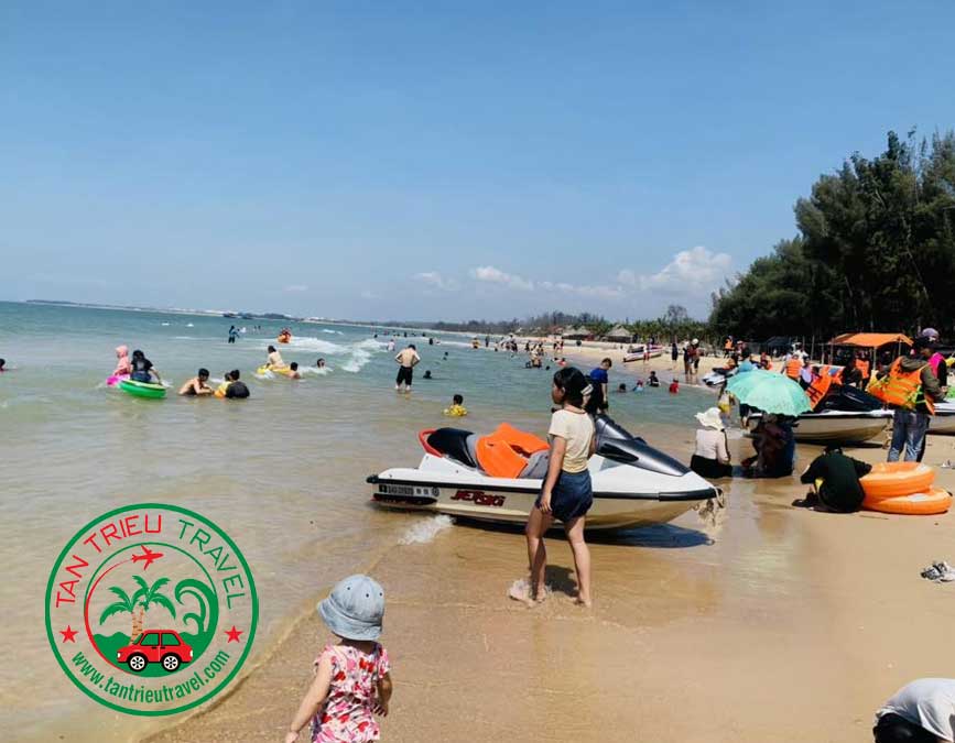 Tẳm biển tại bãi tắm Cam Bình