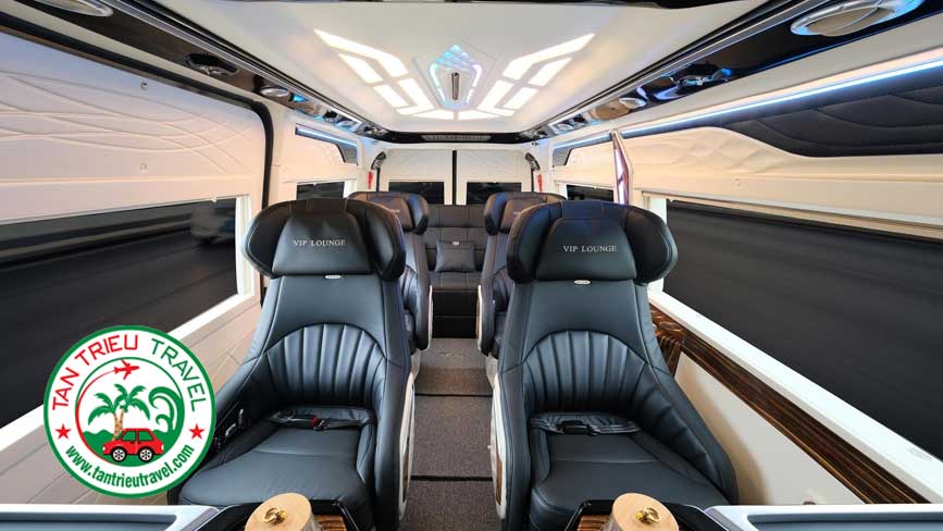 Một phiên bản độ của Limousine 9 chỗ VIP LOUNGE của hãng Dcar