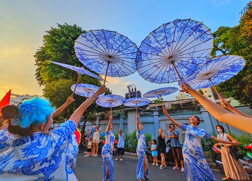 Các cô gái diễu hành trong các điệu múa truyền thống