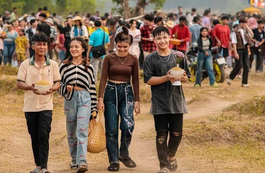 Thanh niên đến chùa làm lễ ngày lễ tết Khmer