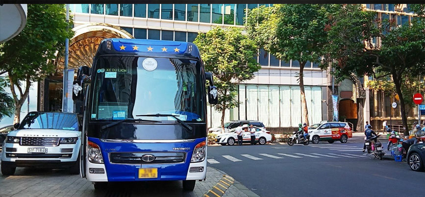 Phục vụ du khách tham quan Cần Thơ