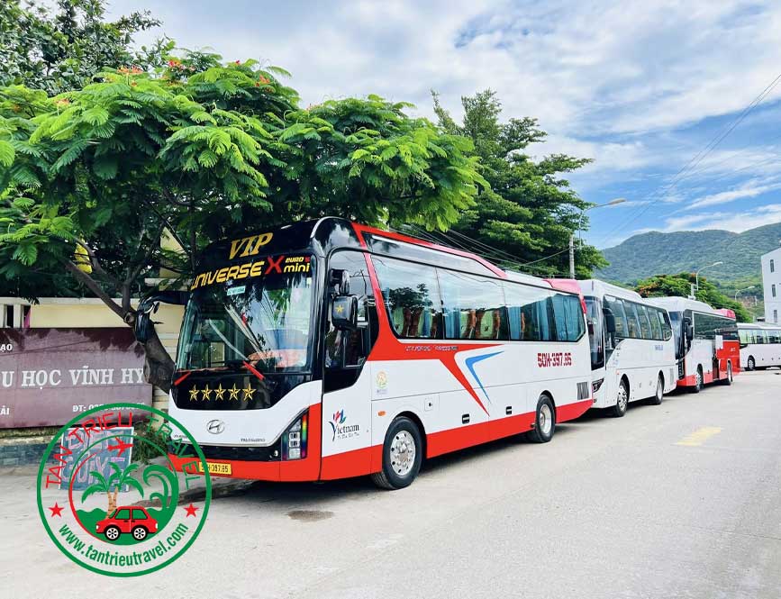 Khách xuống tàu đi Vịnh Vĩnh Hy