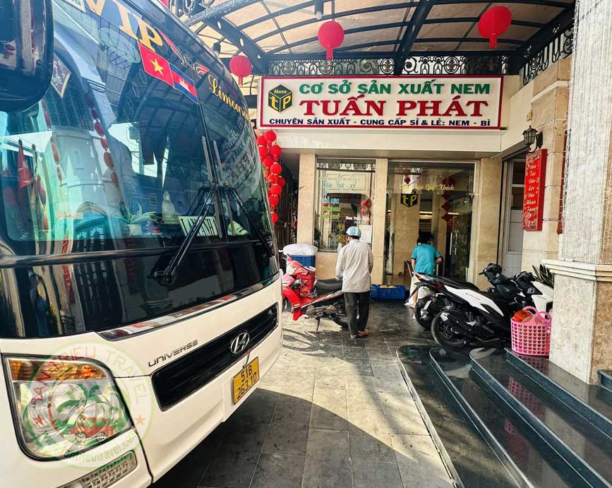 Tài xế ghé điểm mua đặc sản cho du khách