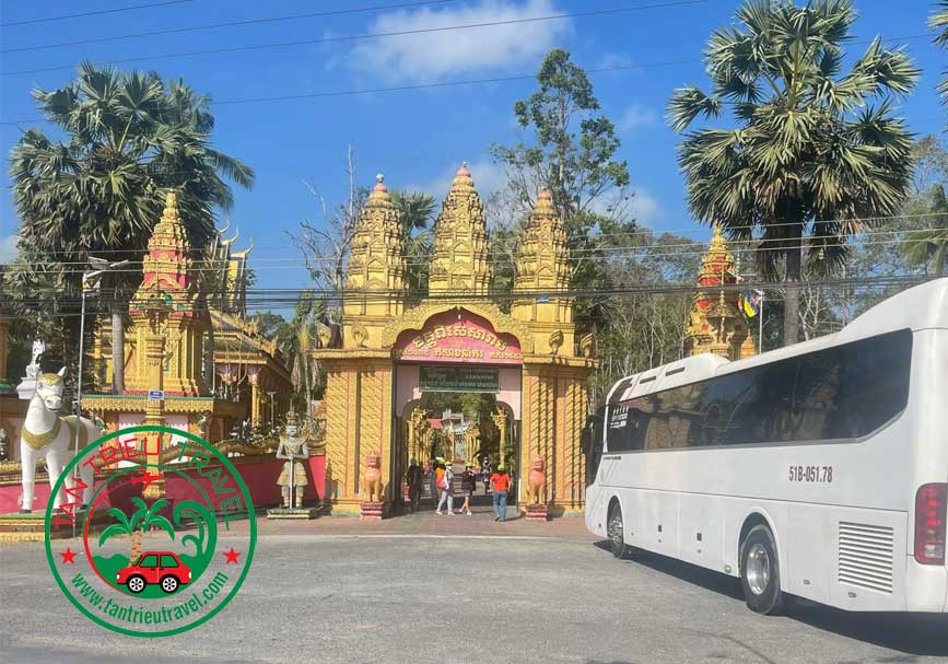 Xe tham quan chùa Khmer ở Sóc Trăng