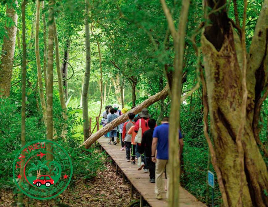 Khách dạo bộ trong rừng Nam Cát Tiên
