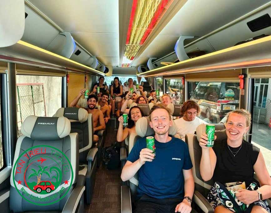 Khách quốc tế ử dụng xe limousine 20 chỗ đi Đà Lạt