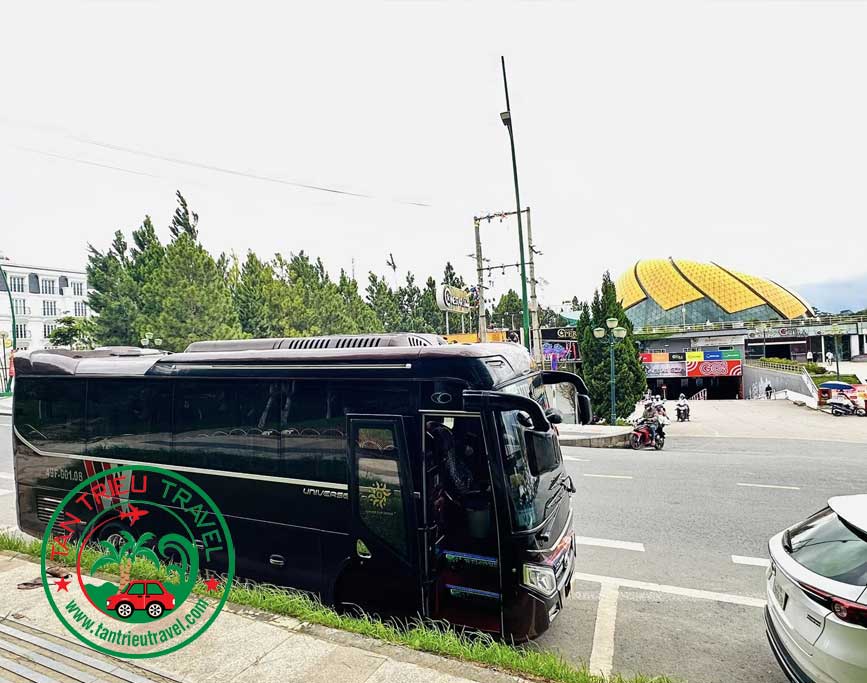 Limousine phục vụ du khách tham quan Đà Lạt