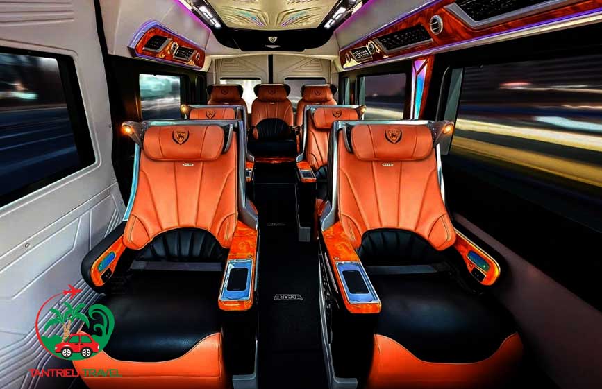 Limousine 9 chỗ bảng thượng đỉnh