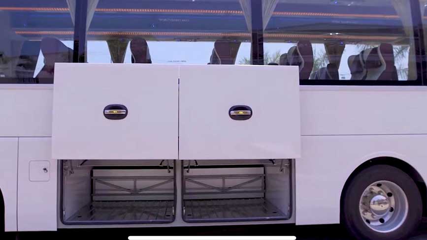 2 khoang hành lý thông nhau tạo sự thoải mái về hành lý  dòng xe 29 chỗ Thaco