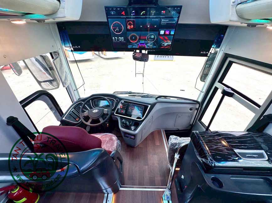 Khoang lái hiện đại với nhiều tính năng