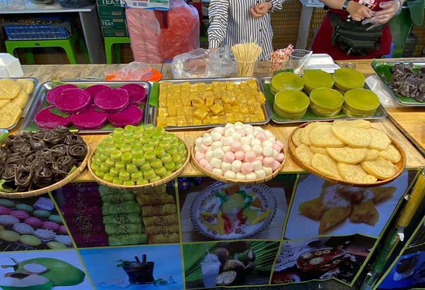 Một gian hàng bánh với nhiều món bánh Nam Bộ đặc trưng