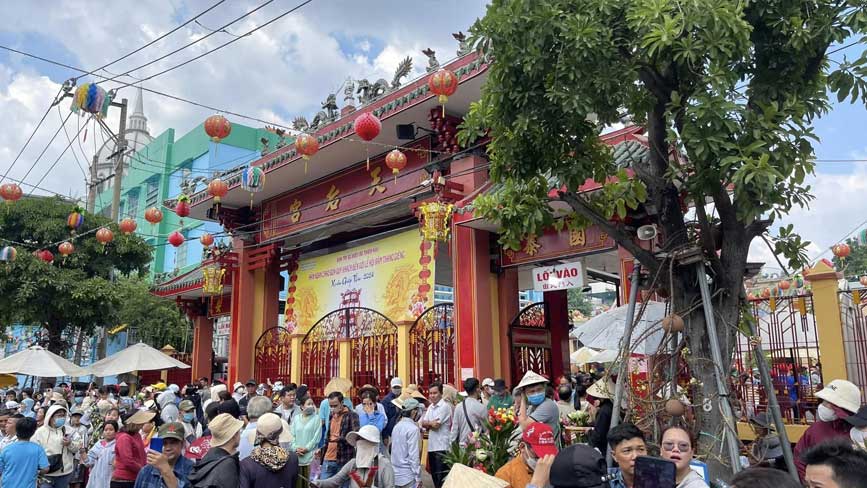 Quang cảnh bên ngoài chùa Bà Thiên Hậu trước giờ khởi kiệu