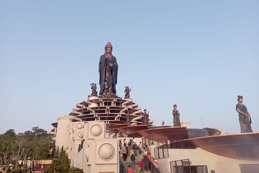 Tượng Linh Sơn Thánh Mẩu trên đỉnh núi Bà Đen