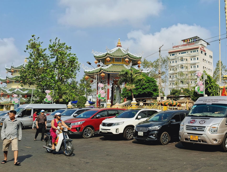 Du khách đến với Miếu Bà vào dịp cuối tuần