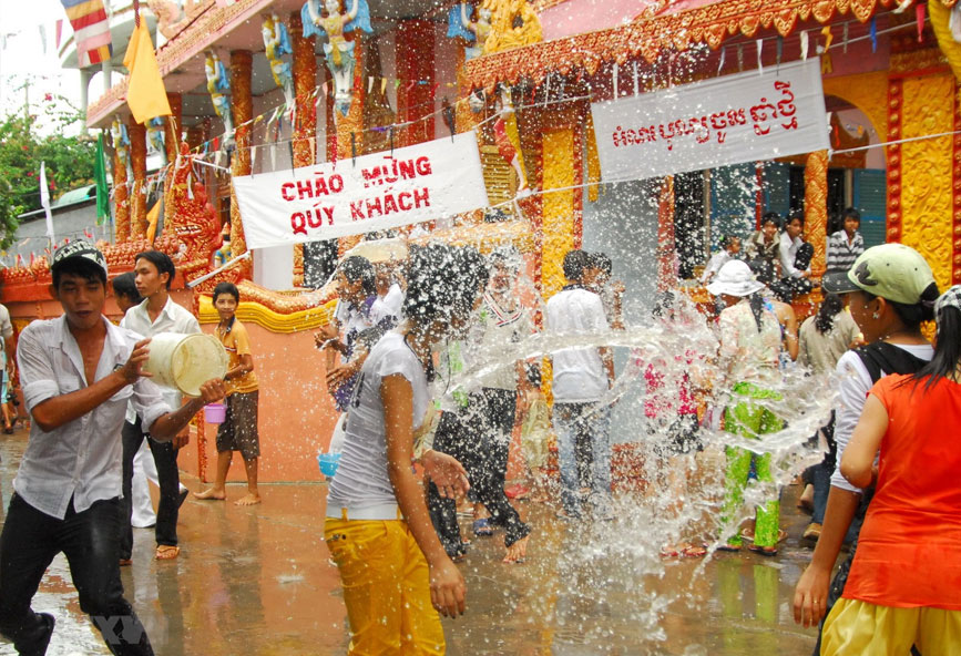 Té nước vào ngày thứ 3 trong lễ tết Khmer