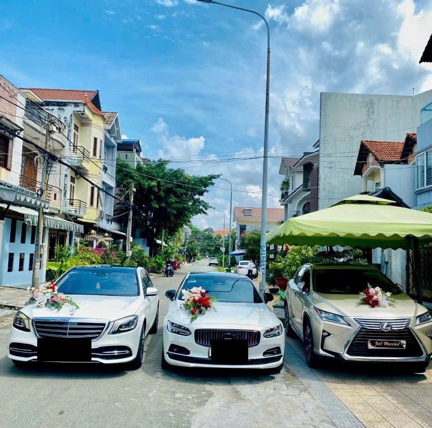 Trang trí hoa cưới trước đầu xe