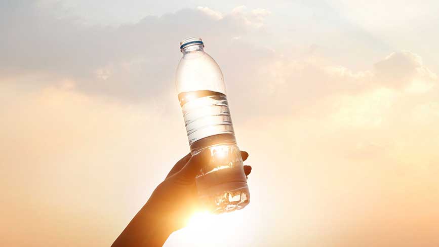 Uống nhiều nước và tránh ánh nắng mặt trời