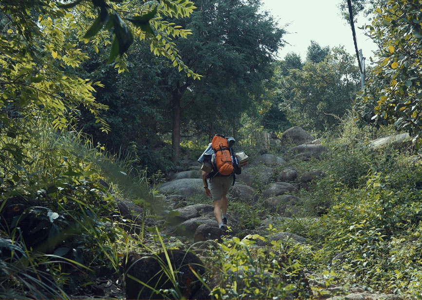 Độc bộ vào núi Gia Lào