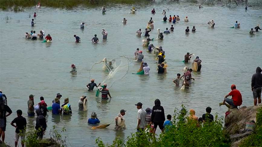 Sau khi đóng cửa xã, hàng trăm người xuống chân đập Trị An săn "lộc trời"