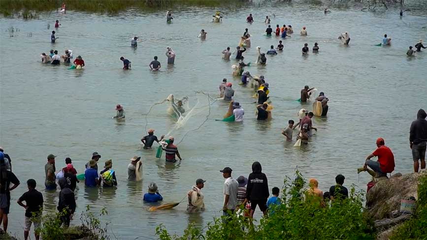 Sau khi đóng cửa xã, hàng trăm người xuống chân đập Trị An săn "lộc trời"