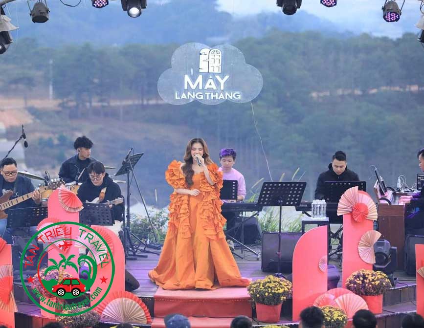 Show diễn Mây Lang Thang