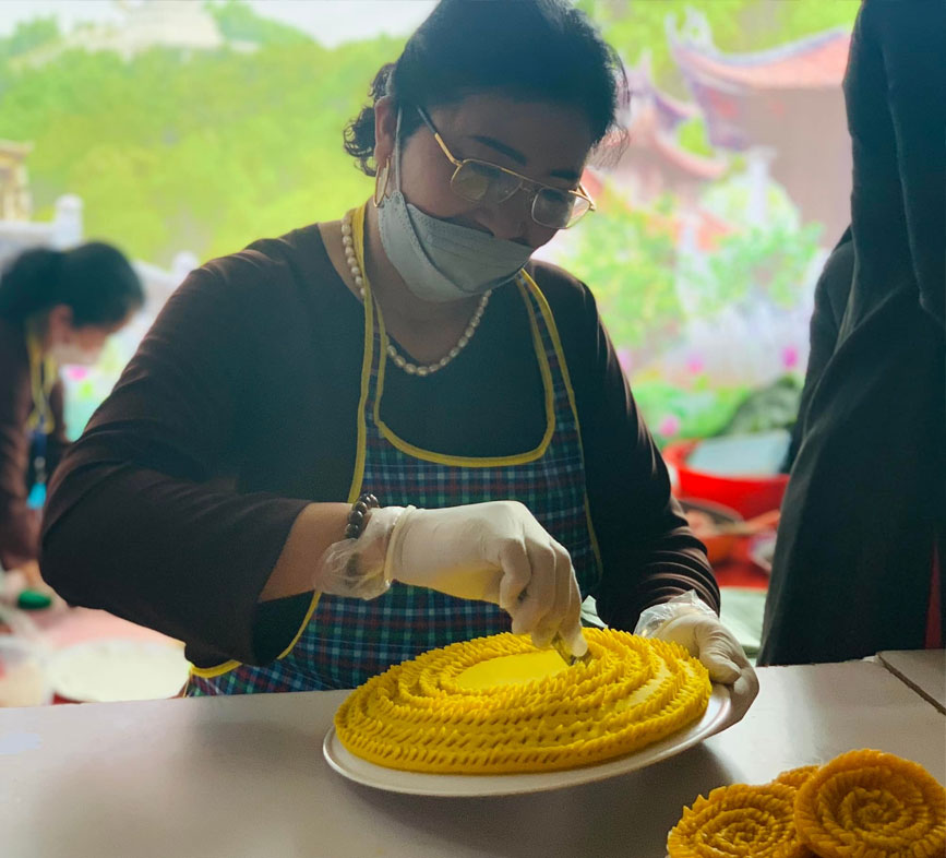 Nghệ nhân đang tỉa tót cho tác phẩm của mình