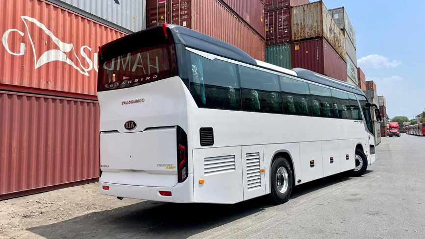 Ngoại thất mạnh mẽ, sang trọng của Kia Grandbird