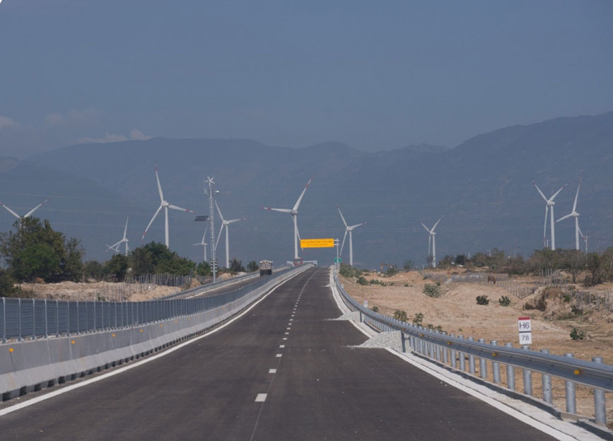 Cánh đồng điện gió trên đường cao tốc chạy qua