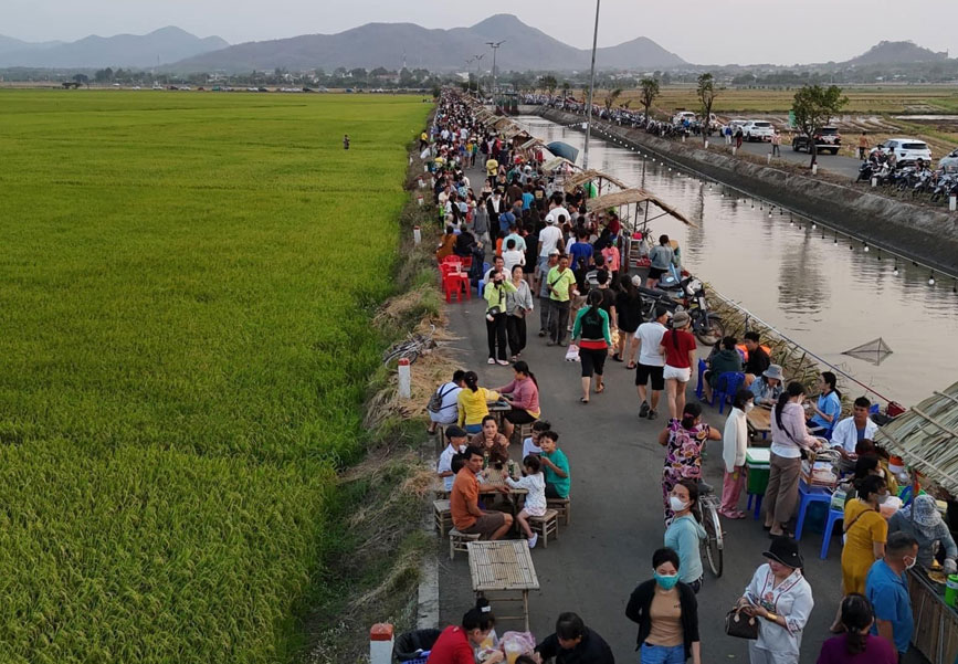 Phiên chợ quê mộc mác giữ ruộng đồng