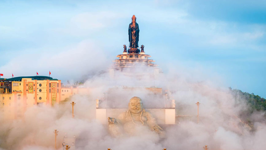 Tượng Tây Bổ Đà Sơn và Phật Di Lặc mờ ảo trong mây