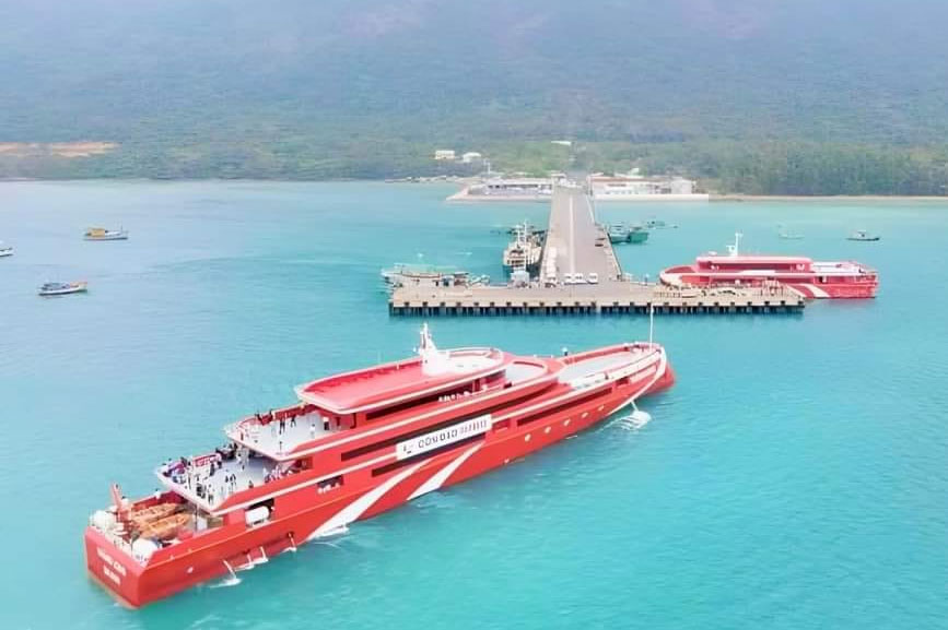 Tàu cập cảng Côn Đảo