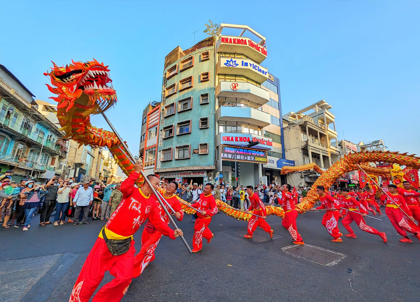 Đội múa rồng trong đoàn diễu hành