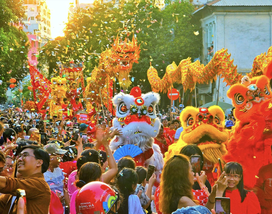 Đội Lân Sư phô diễn trên đường phố