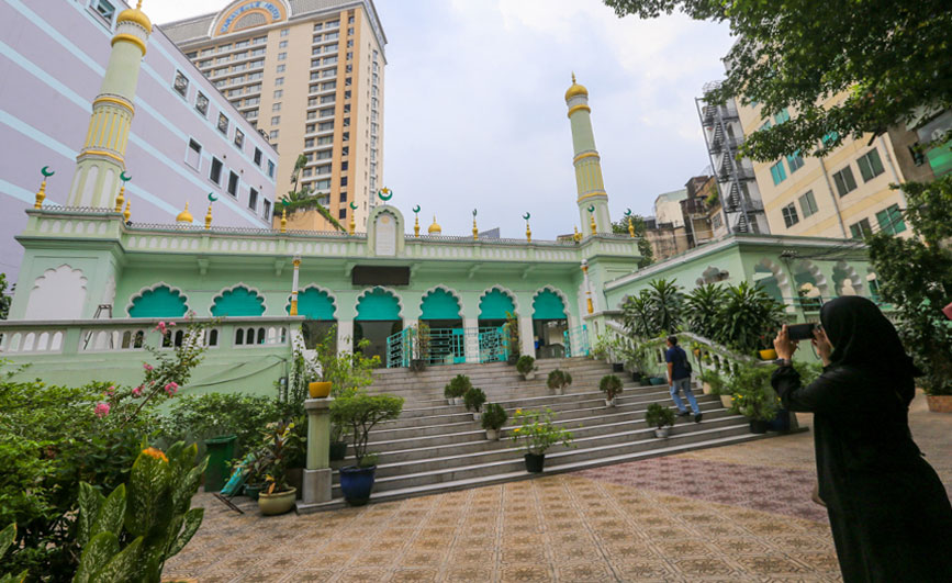 Du khách nước ngoài đến với thánh đường