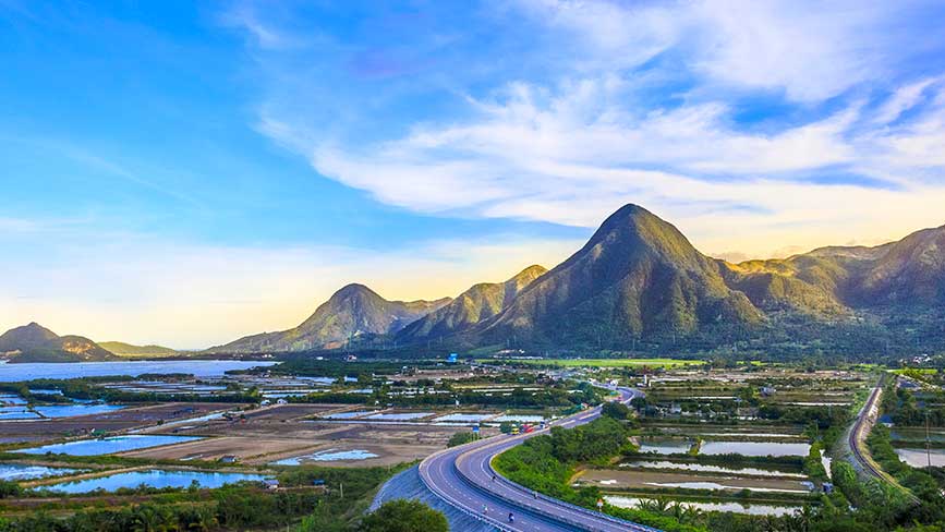 Cảnh đẹp Ninh Hòa với sự kế hợp hài hòa giữa núi và biển
