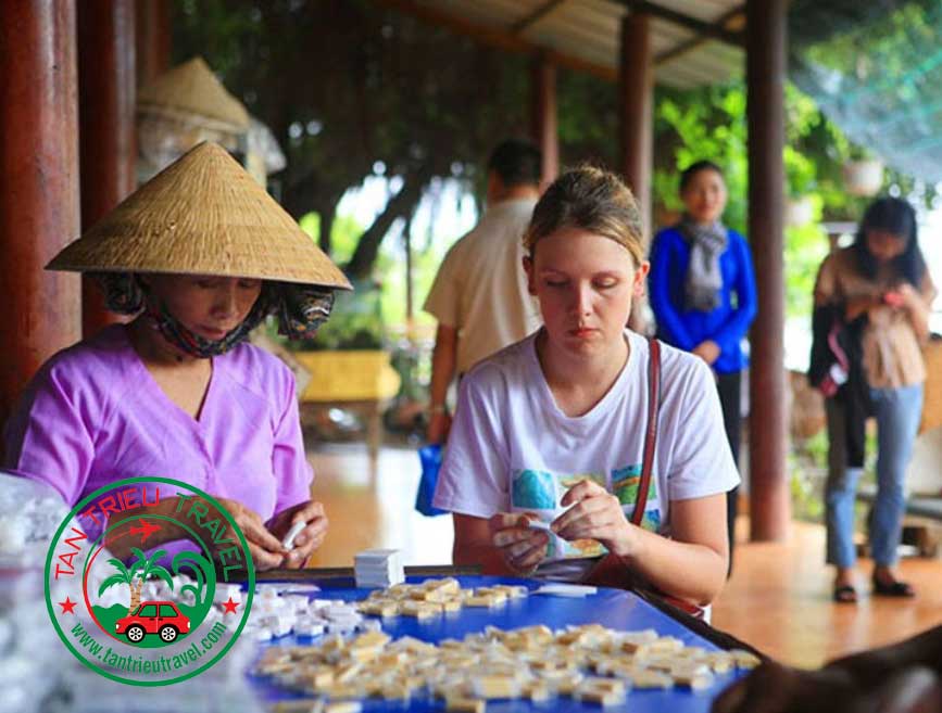 Du khách làm kẹo dừa Bến Tre