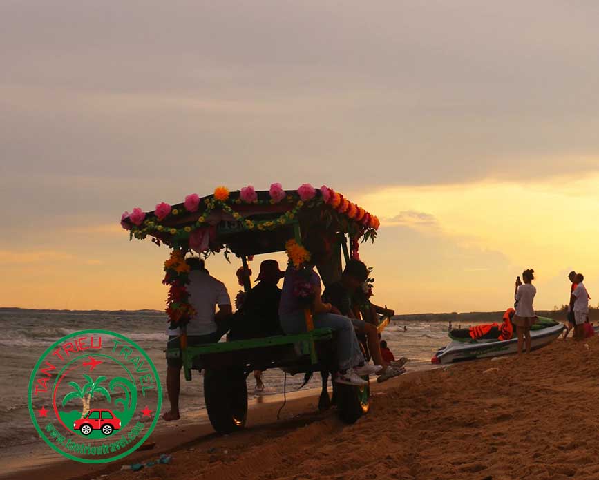 Biển Cam Minh lúc bình minh vừa ló