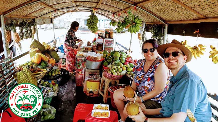 Du khách thưởng thức trái cây trên chợ nổi Cái Bè