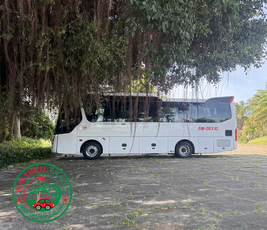 Khách tham quan biển Cam Bình