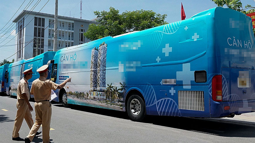 Xử lý đội xe dán quảng cáo trái quy định